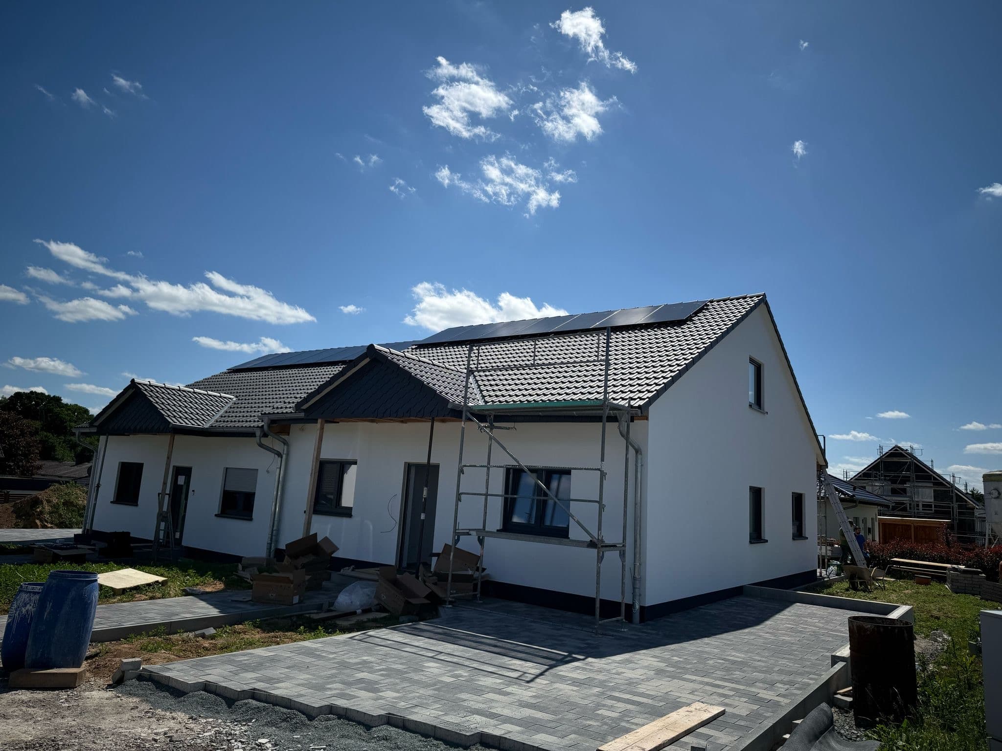 Modernes Neubauprojekt mit Solaranlage